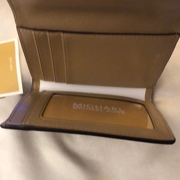 Michael Kors Greenwich Medium Envelope Leather Trifold Wallet Color Camel NWT - Picture 10 of 16